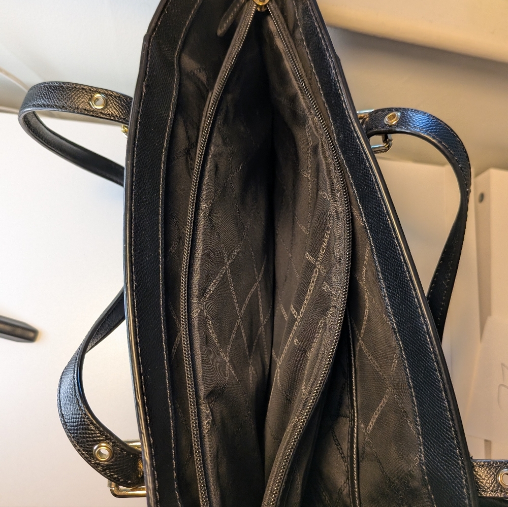 Michael Kors Voyager Tote With Black Leather - Picture 3 of 11